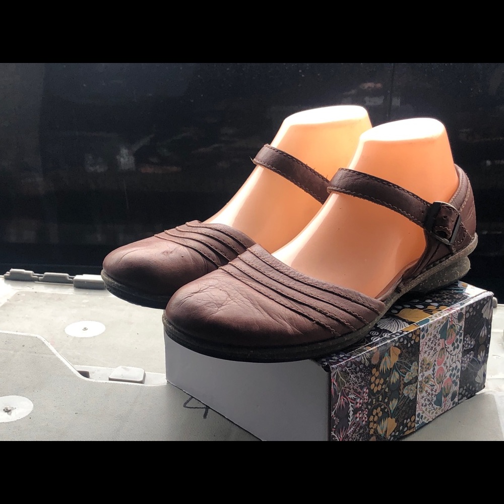 Simple Brown Leather Mary Jane Sandals Size 9.5